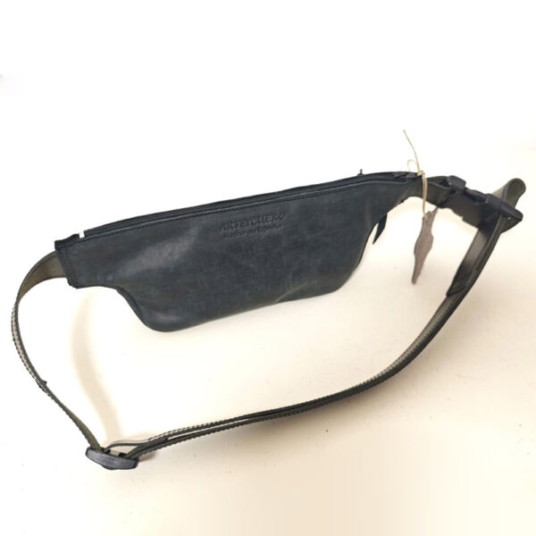 Tienda online de artículos hechos a mano en cuero y piel. Artesanos del cuero. Riñonera running Imagen de WhatsApp 2025 10 03 a las 11.10.47 299f8288 Riñonera de piel negra