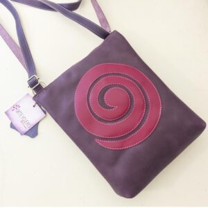 Bolso de piel morado