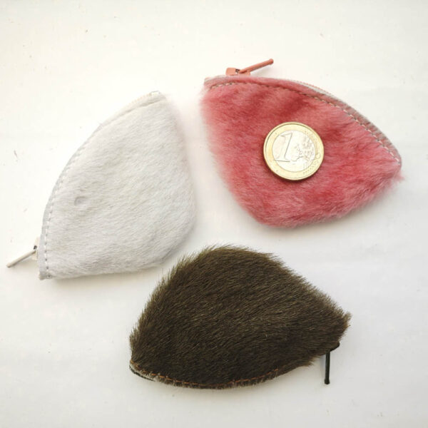 Tienda online de artículos hechos a mano en cuero y piel. Artesanos del cuero. Monederito de piel y pelo IMG 20251209 115451 Monederito de pelo