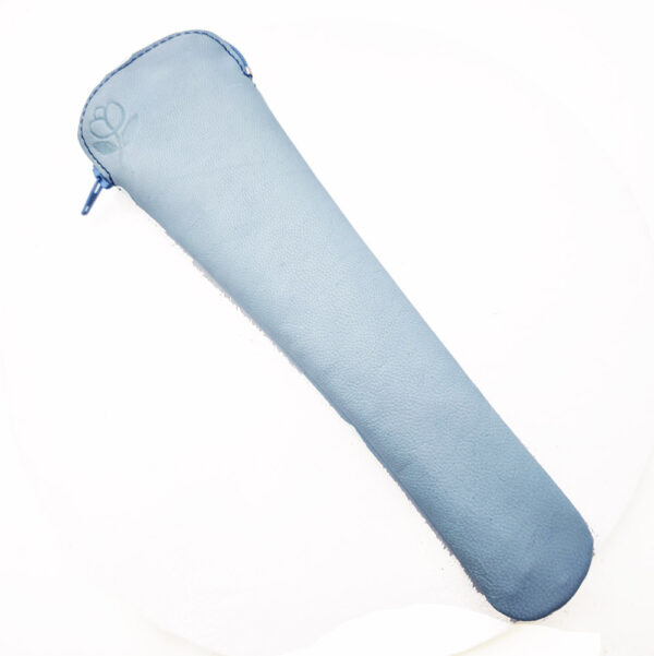 Tienda online de artículos hechos a mano en cuero y piel. Artesanos del cuero. Funda de abanico con cremallera IMG 20260710 115913 Funda abanico de piel azul claro