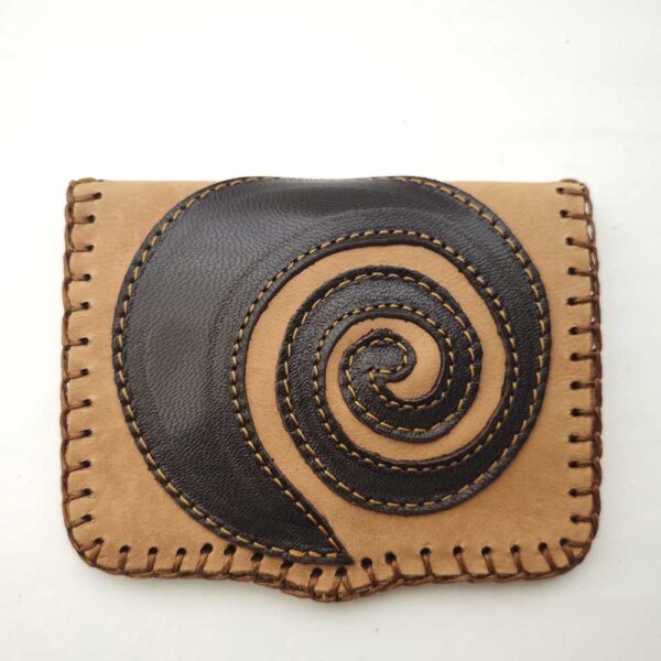 Tienda online de artículos hechos a mano en cuero y piel. Artesanos del cuero. Cartera de cuero con adorno de espiral IMG 20251203 081036 Cartera de piel camel
