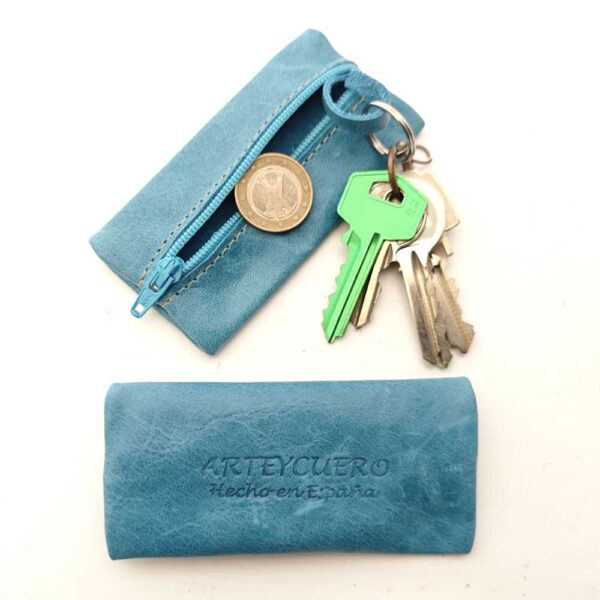 Tienda online de artículos hechos a mano en cuero y piel. Artesanos del cuero. Mini monedero de piel con llavero IMG 20260302 090254 Monedero de piel turquesa