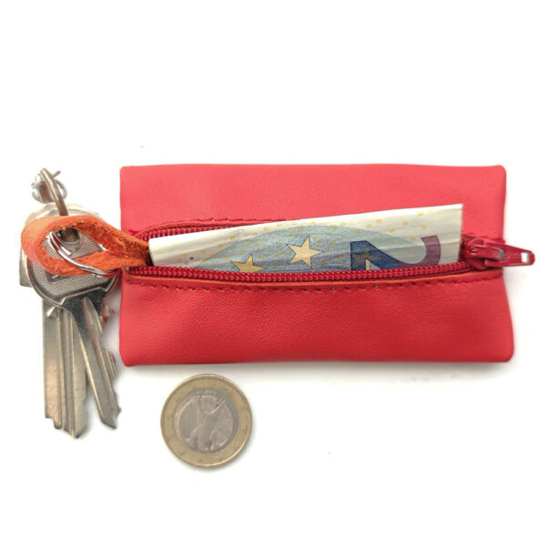 Tienda online de artículos hechos a mano en cuero y piel. Artesanos del cuero. Mini monedero de piel con llavero IMG 20260303 080521 Monedero de piel rojo