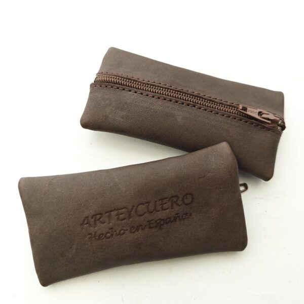 Tienda online de artículos hechos a mano en cuero y piel. Artesanos del cuero. Mini monedero de piel con llavero IMG 20260303 080913 Monedero de piel marrón