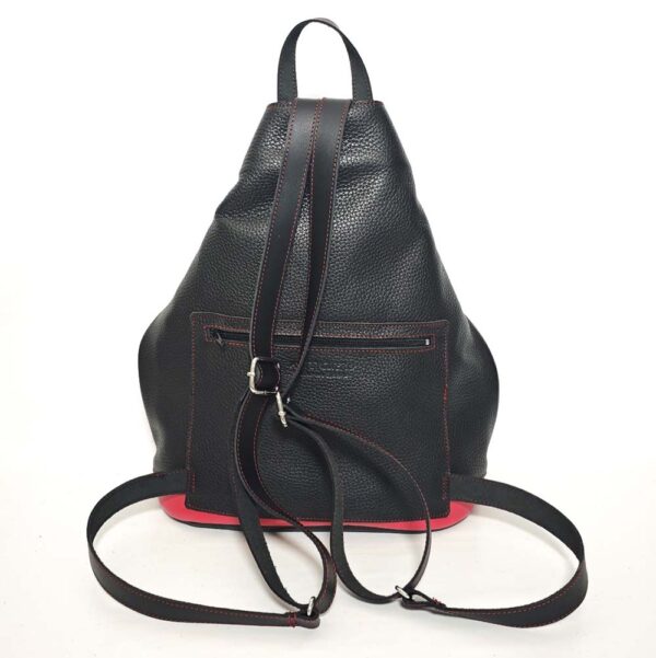 Tienda online de artículos hechos a mano en cuero y piel. Artesanos del cuero. Mochila bolso antirrobo de piel IMG 20260714 094406 Mochila antirrobo de piel rojo-negro