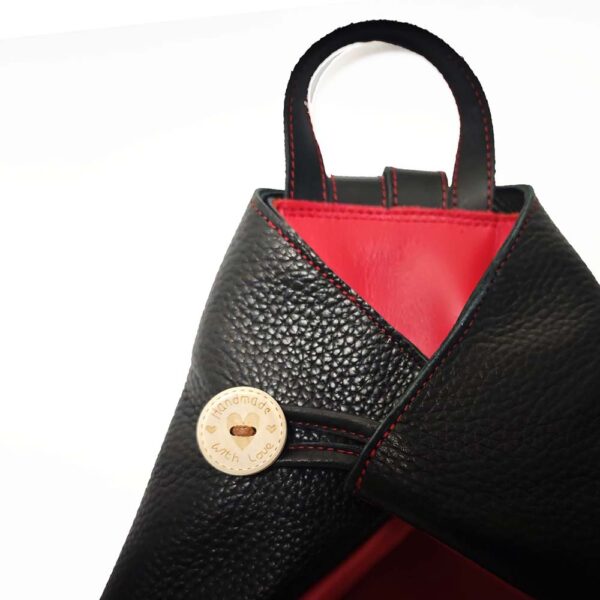 Tienda online de artículos hechos a mano en cuero y piel. Artesanos del cuero. Mochila bolso antirrobo de piel IMG 20260714 111114 Mochila antirrobo de piel rojo-negro