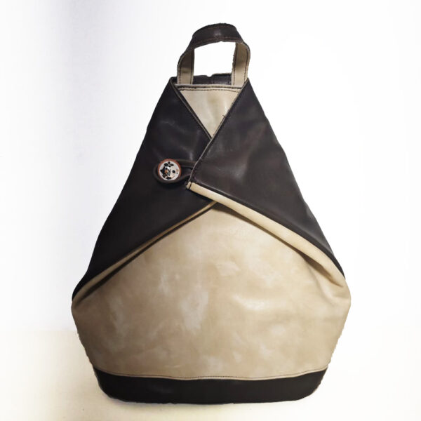 Tienda online de artículos hechos a mano en cuero y piel. Artesanos del cuero. Mochila bolso antirrobo de piel Imagen de WhatsApp 2025 10 17 a las 07.16.11 b0e23e11 Mochila antirrobo de piel marrón beige