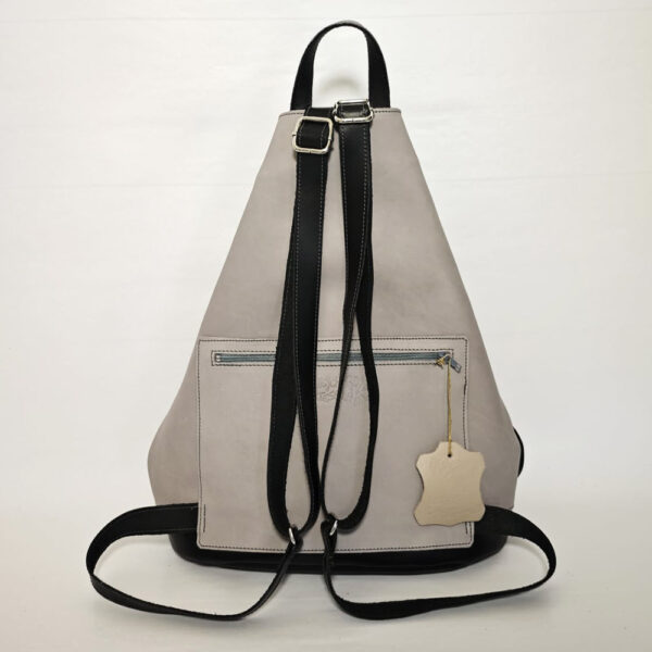 Tienda online de artículos hechos a mano en cuero y piel. Artesanos del cuero. Mochila bolso antirrobo de piel Imagen de WhatsApp 2025 11 03 a las 09.00.43 a476ed5f Mochila bolso antirrobo negro/gris