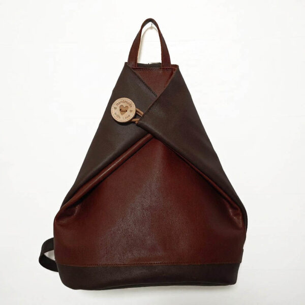 Tienda online de artículos hechos a mano en cuero y piel. Artesanos del cuero. Mochila bolso antirrobo de piel mochila boton marron Mochila antirrobo de piel marrón