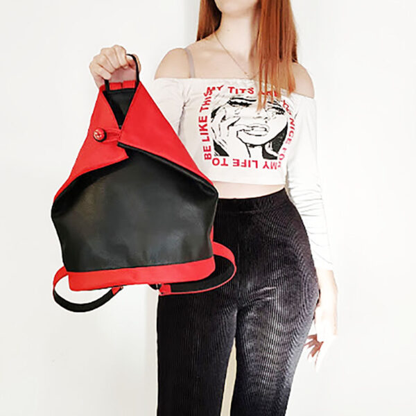 Tienda online de artículos hechos a mano en cuero y piel. Artesanos del cuero. Mochila bolso antirrobo de piel mochila boton roja negra 2 Mochila bolso antirrobo de piel