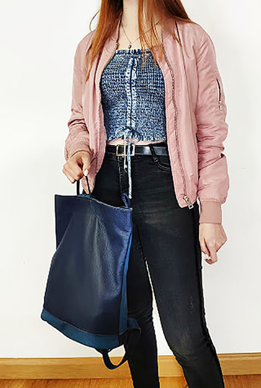 Tienda online de artículos hechos a mano en cuero y piel. Artesanos del cuero. Mochila bolso antirrobo de piel mochla boton azull Mochila bolso antirrobo de piel