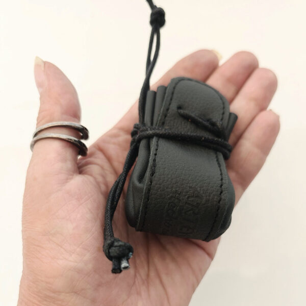 Limosnera o chinera pequeña de piel negra