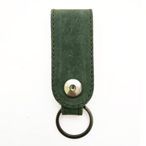 Llavero de piel verde