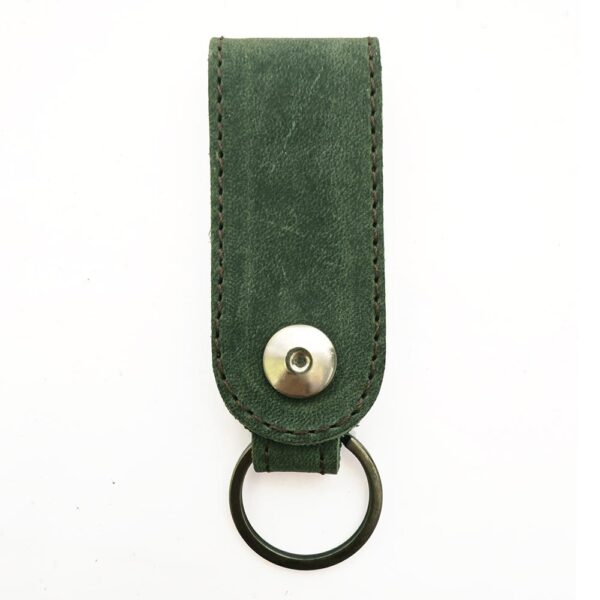 Tienda online de artículos hechos a mano en cuero y piel. Artesanos del cuero. Llavero Arteycuero IMG 20260709 095029 Llavero de piel verde