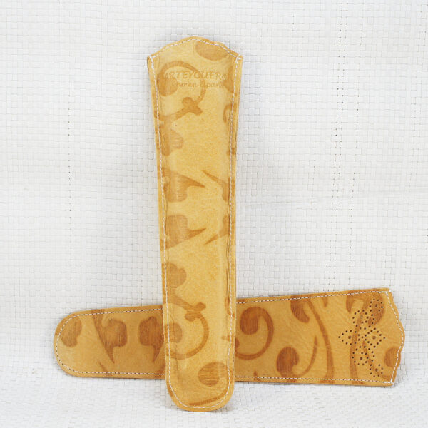 Tienda online de artículos hechos a mano en cuero y piel. Artesanos del cuero. Funda para abanico de piel DSC0541 Funda abanico de piel arabesque camel