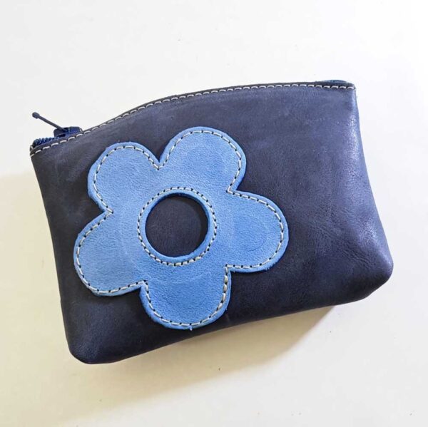 Tienda online de artículos hechos a mano en cuero y piel. Artesanos del cuero. Monedero de piel con cremalleras y anilla para llaves IMG 20240802 095038 Monedero azul