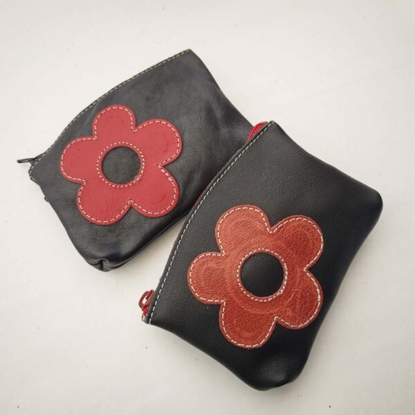 Tienda online de artículos hechos a mano en cuero y piel. Artesanos del cuero. Monedero de piel con cremalleras y anilla para llaves IMG 20251110 141006 Monedero de piel negro