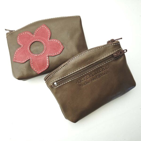 Tienda online de artículos hechos a mano en cuero y piel. Artesanos del cuero. Monedero de piel con cremalleras y anilla para llaves IMG 20251110 141056 Monedero de piel marrón