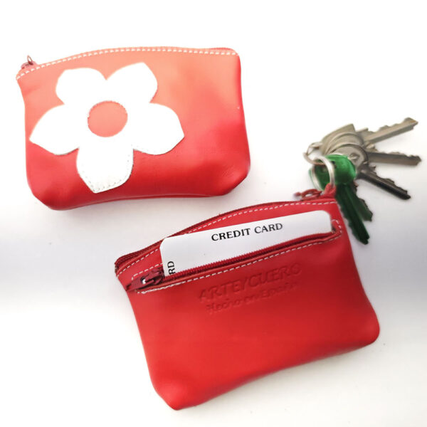 Tienda online de artículos hechos a mano en cuero y piel. Artesanos del cuero. Monedero de piel con cremalleras y anilla para llaves IMG 20251110 141305 Monedero de piel rojo