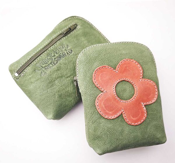 Tienda online de artículos hechos a mano en cuero y piel. Artesanos del cuero. Pitillera de piel IMG 20260514 0958031 copia Pitillera de piel verde claro
