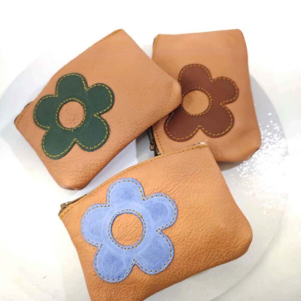Tienda online de artículos hechos a mano en cuero y piel. Artesanos del cuero. Monedero de piel con cremalleras y anilla para llaves IMG 20260715 090621 Monedero de piel color salmón