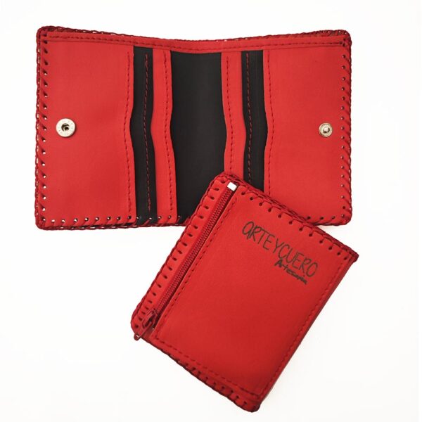 Tienda online de artículos hechos a mano en cuero y piel. Artesanos del cuero. Billetero pequeño con gatito IMG 20260430 074118 Cartera billetera de piel roja