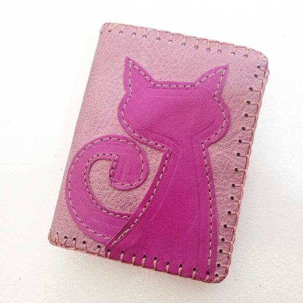 Tienda online de artículos hechos a mano en cuero y piel. Artesanos del cuero. Billetero pequeño con gatito IMG 20260930 080938 Cartera billetero de piel rosa con gatito