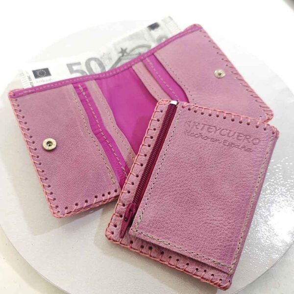 Tienda online de artículos hechos a mano en cuero y piel. Artesanos del cuero. Billetero pequeño con gatito IMG 20260930 081022 Cartera billetero de piel rosa con gatito