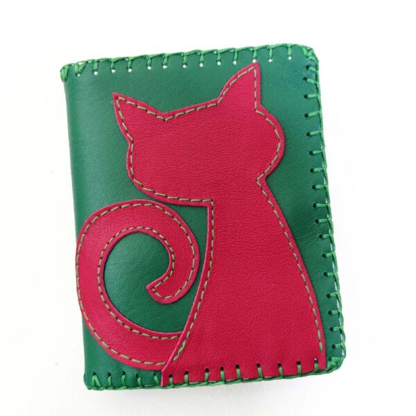 Tienda online de artículos hechos a mano en cuero y piel. Artesanos del cuero. Billetero pequeño con gatito IMG 20261009 075558 Cartera billetero de piel verde
