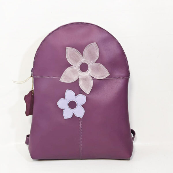 Tienda online de artículos hechos a mano en cuero y piel. Artesanos del cuero. Mochila de piel Flower WhatsApp Image 2026 04 14 at 08.00.39 Mochila de piel morada