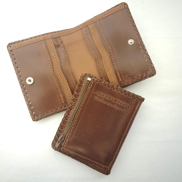 Tienda online de artículos hechos a mano en cuero y piel. Artesanos del cuero. Cartera billetero de cuero Demon IMG 20251229 094236 Cartera billetero de piel marrón tabaco