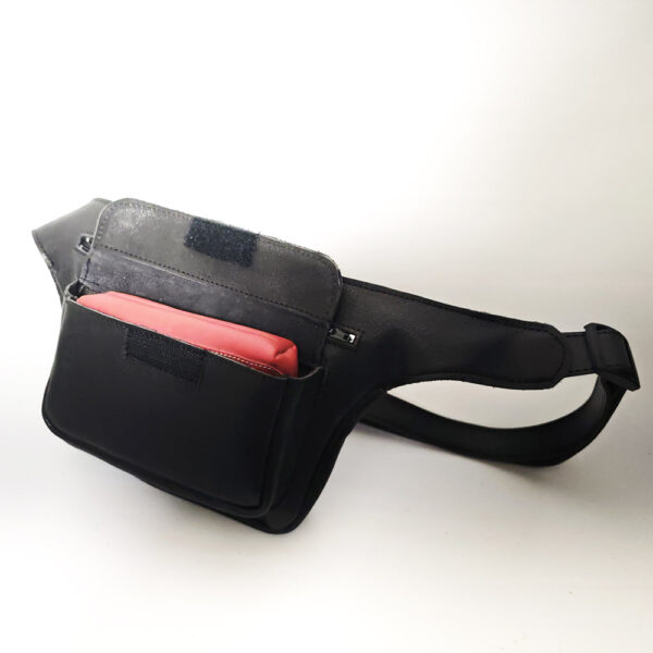 Tienda online de artículos hechos a mano en cuero y piel. Artesanos del cuero. Riñonera de cuero unisex BR IMG 20260504 093929 Riñonera de piel negra