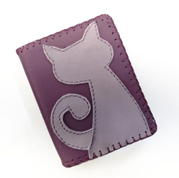 Tienda online de artículos hechos a mano en cuero y piel. Artesanos del cuero. Billetero pequeño con gatito IMG 20261008 074358 Cartera billetero de piel morado
