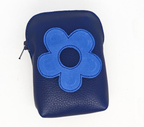 Tienda online de artículos hechos a mano en cuero y piel. Artesanos del cuero. Pitillera de piel con cremallera IMG 20250822 072652 Pitillera de piel azul marino