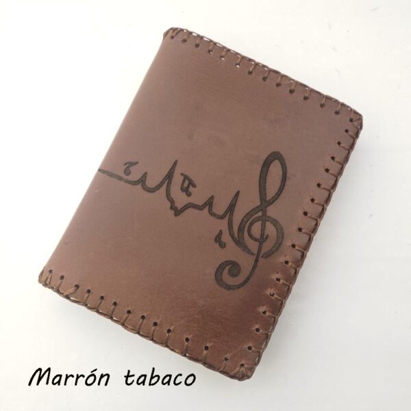 Tienda online de artículos hechos a mano en cuero y piel. Artesanos del cuero. Cartera de cuero Music IMG 20251229 094208 copia Cartera billetero de piel marrón tabaco