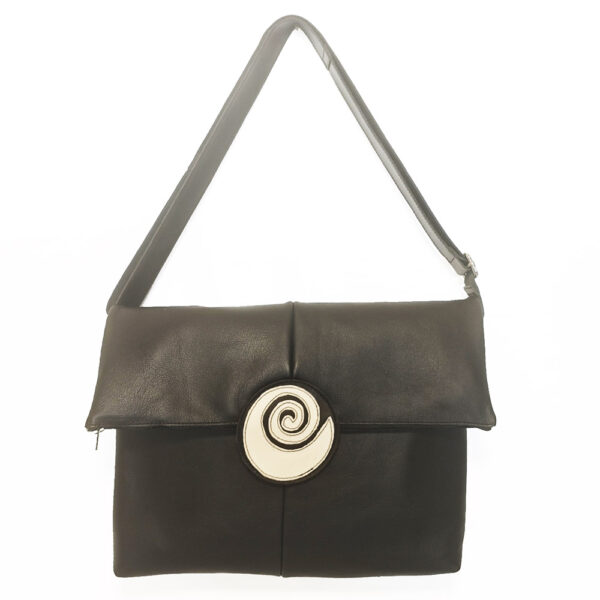 Tienda online de artículos hechos a mano en cuero y piel. Artesanos del cuero. Urban Bolso bandolera grande IMG 20260317 092052 Bolso de piel negra