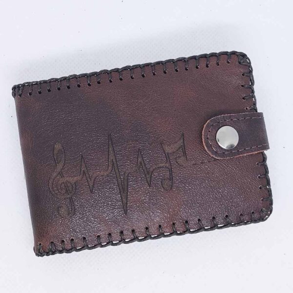 Tienda online de artículos hechos a mano en cuero y piel. Artesanos del cuero. Billetero pequeño horizontal "Music" IMG 20250925 073145 Cartera billetero de piel marrón
