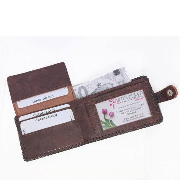 Tienda online de artículos hechos a mano en cuero y piel. Artesanos del cuero. Billetero pequeño horizontal "Music" IMG 20250925 073256 Cartera billetero de piel marrón