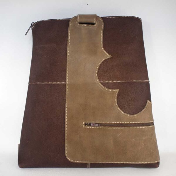 mochila de cuero marrón