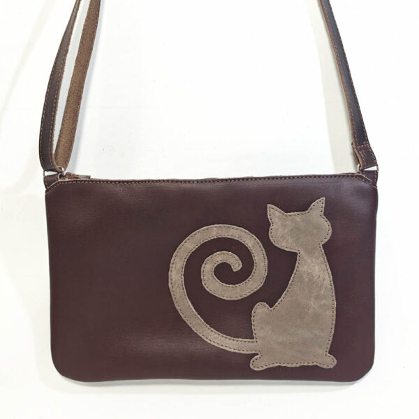 Tienda online de artículos hechos a mano en cuero y piel. Artesanos del cuero. Taga cat, bolso pequeño horizontal IMG 20260921 120529 Bolso de piel marrón