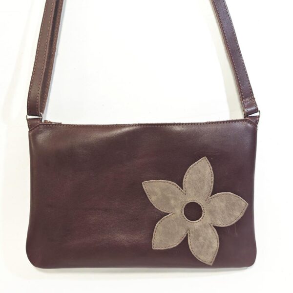 Tienda online de artículos hechos a mano en cuero y piel. Artesanos del cuero. Taga flor, bolso pequeño horizontal IMG 20260921 120551 Bolso de piel marrón