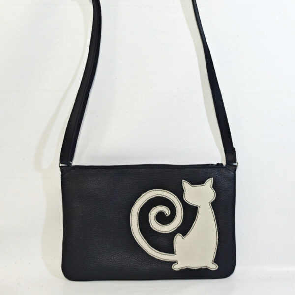 Tienda online de artículos hechos a mano en cuero y piel. Artesanos del cuero. Taga cat, bolso pequeño horizontal IMG 20260921 120725 Bolso de piel negro