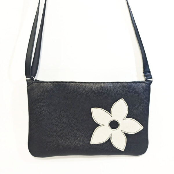 Tienda online de artículos hechos a mano en cuero y piel. Artesanos del cuero. Taga flor, bolso pequeño horizontal IMG 20260921 120747 Bolso de piel negro