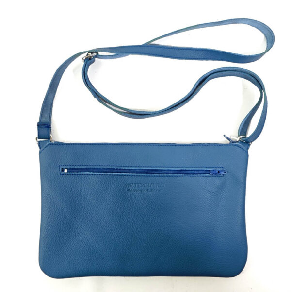 Tienda online de artículos hechos a mano en cuero y piel. Artesanos del cuero. Taga cat, bolso pequeño horizontal IMG 20260924 095927 Bolso de piel azul