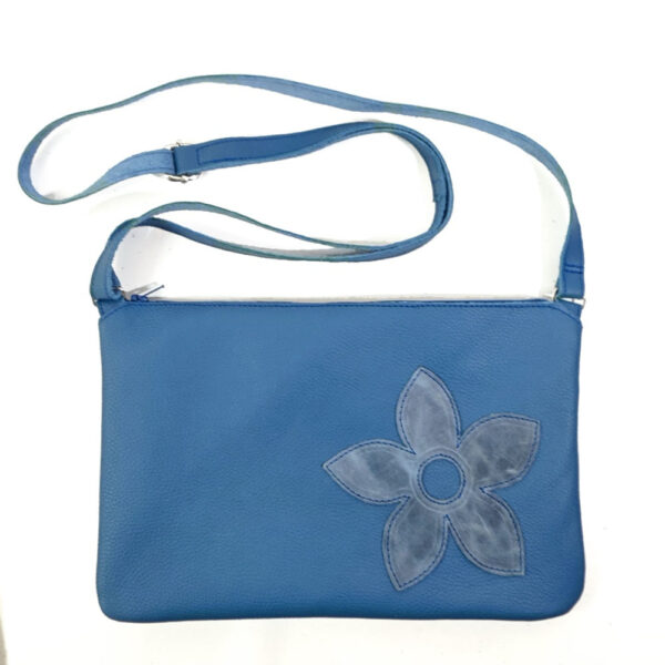 Tienda online de artículos hechos a mano en cuero y piel. Artesanos del cuero. Taga flor, bolso pequeño horizontal IMG 20260924 095949 Bolso de piel azul