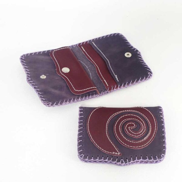 cartera de piel morada