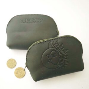 monedero de piel verde oscuro