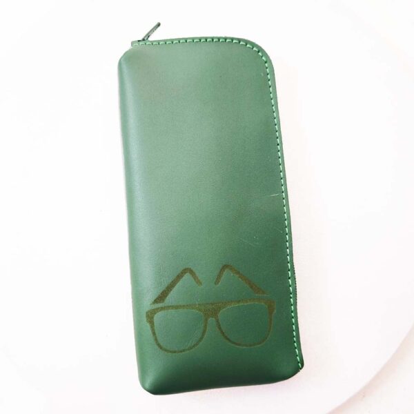 Tienda online de artículos hechos a mano en cuero y piel. Artesanos del cuero. Funda de gafas de piel con grabado láser. IMG 20260723 085433 Funda de gafas de piel verde