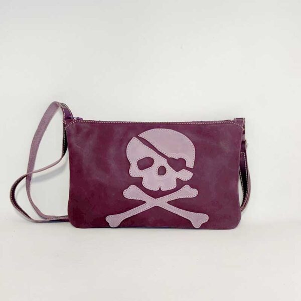 Tienda online de artículos hechos a mano en cuero y piel. Artesanos del cuero. Skull Taga, bolso pequeño horizontal IMG 20230112 112334 Bolso de piel morado