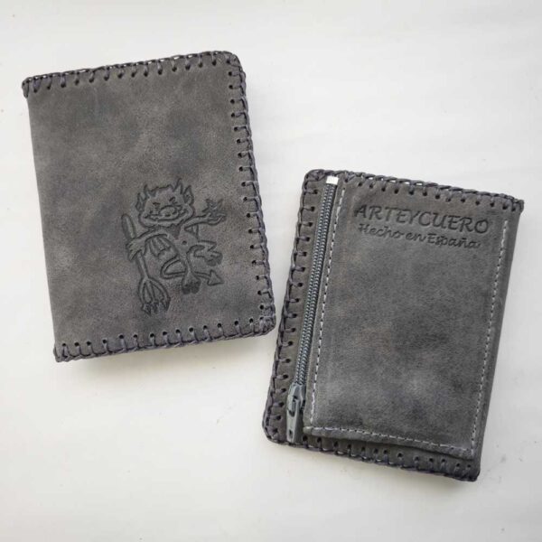 Tienda online de artículos hechos a mano en cuero y piel. Artesanos del cuero. Cartera billetero de cuero Demon IMG 20251222 141333 Cartera billetero de piel gris
